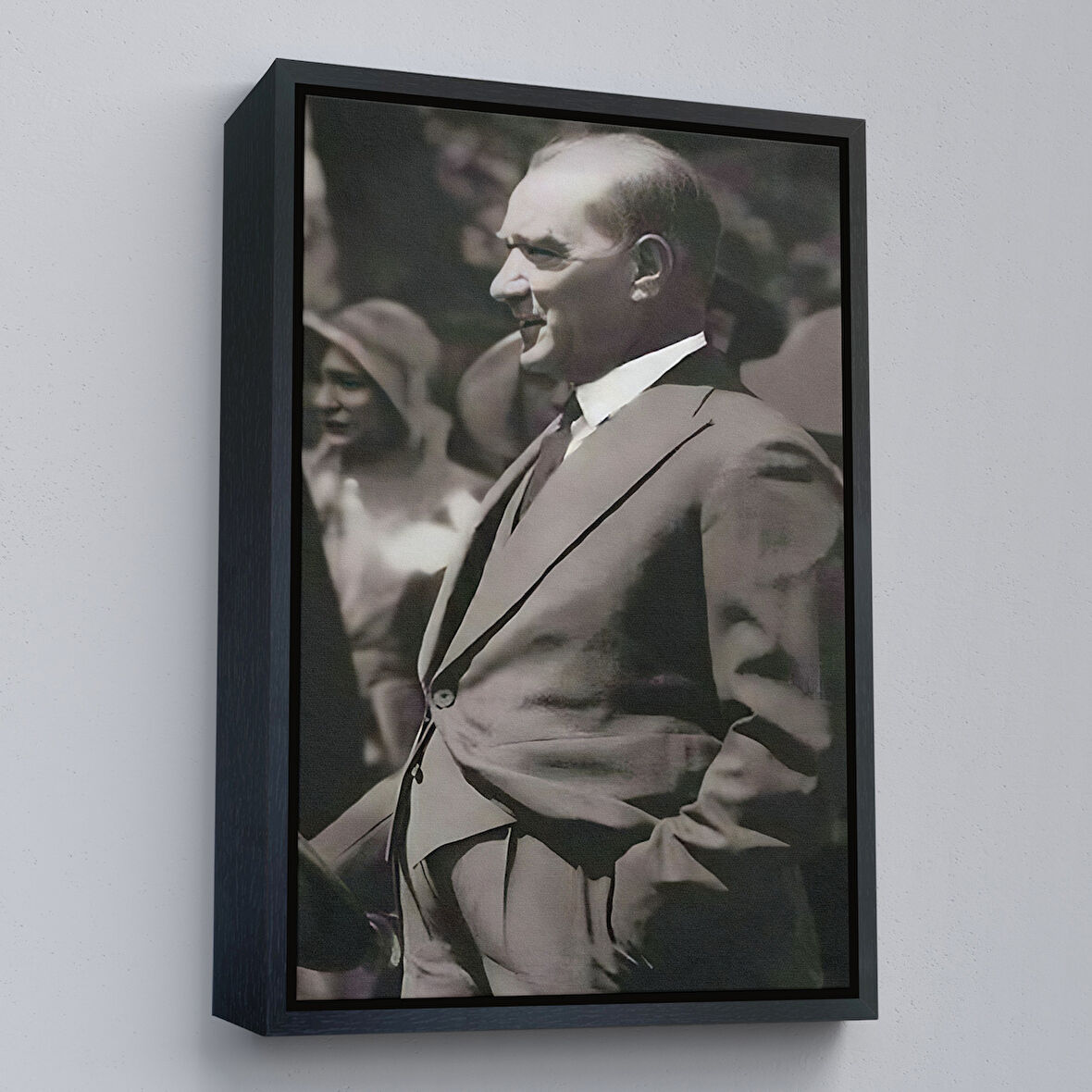 Siyah Çerçeveli Atatürk Tablosu
