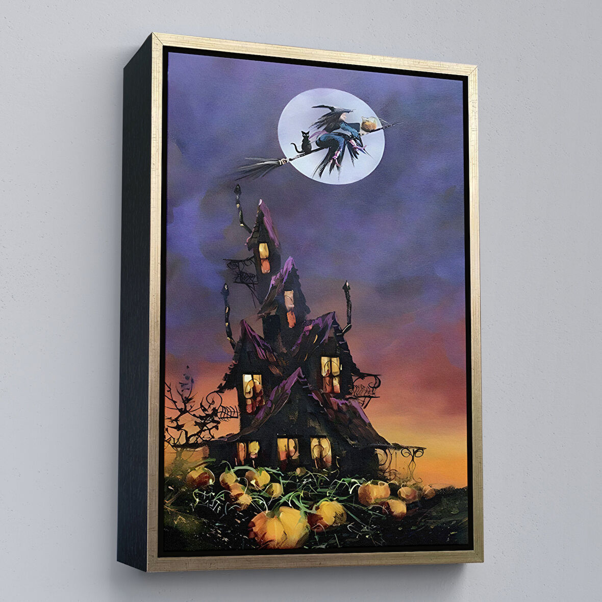 Altın Çerçeveli Süpürge İle Uçan Cadı ve Kedisi Cadılar Bayramı Helloven Duvar Tablosu