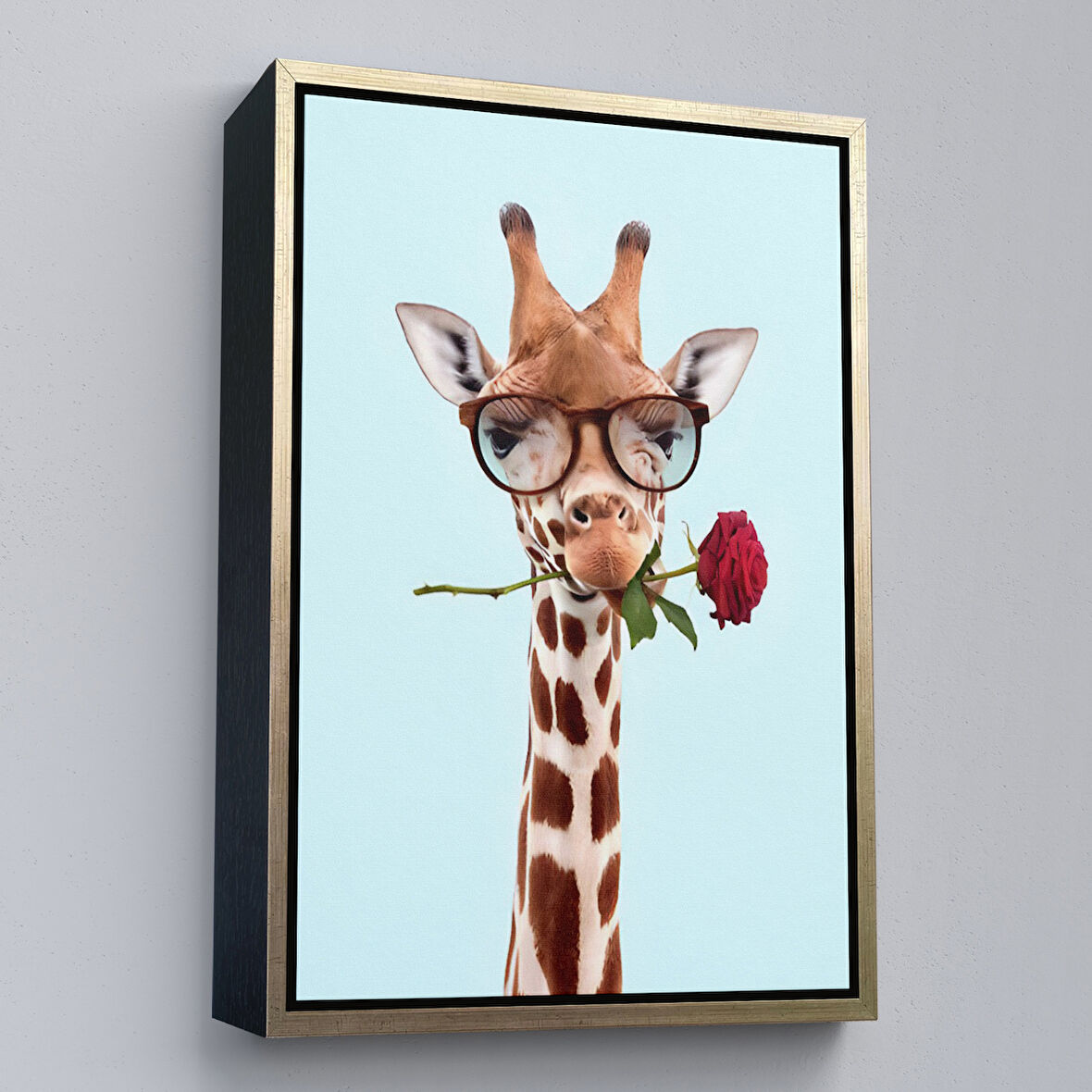 Altın Çerçeveli Ağzında Gül Olan Gözlüklü Zürafa Duvar Tablosu