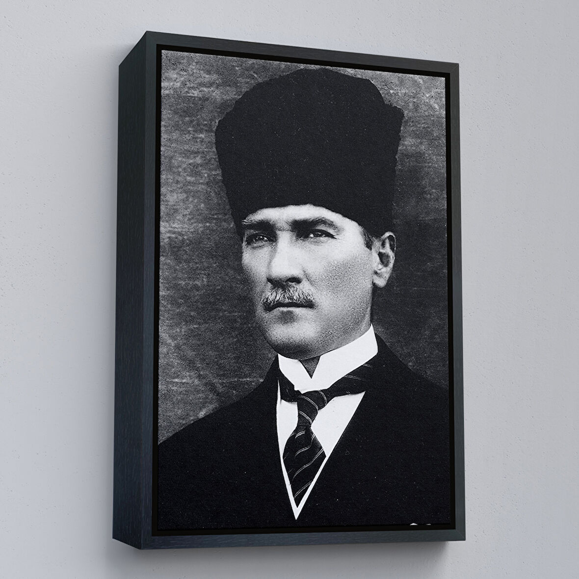 Siyah Çerçeveli Atatürk Portre Tablosu Mustafa Kemal Atatürk Dikdörtgen Dekoratif Kanvas Tablo