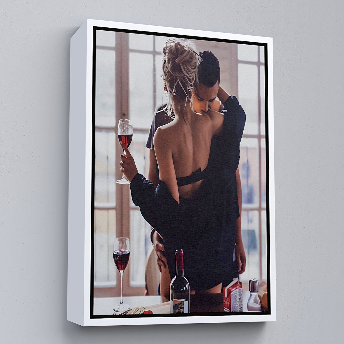 Beyaz Çerçeveli Kırmızı Şarap İçen Sevgililer Dekoratif Duvar Tablosu