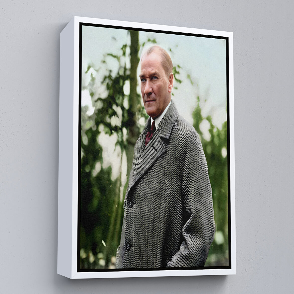 Beyaz Çerçeveli Mustafa Kemal Atatürk Paltolu Fotoğrafı Duvar Tablosu