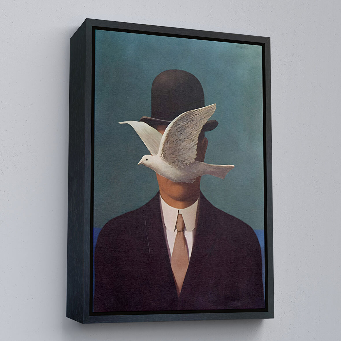 Siyah Çerçeveli Rene Magritte Melon Şapkalı Adam Sürreal Duvar Tablosu
