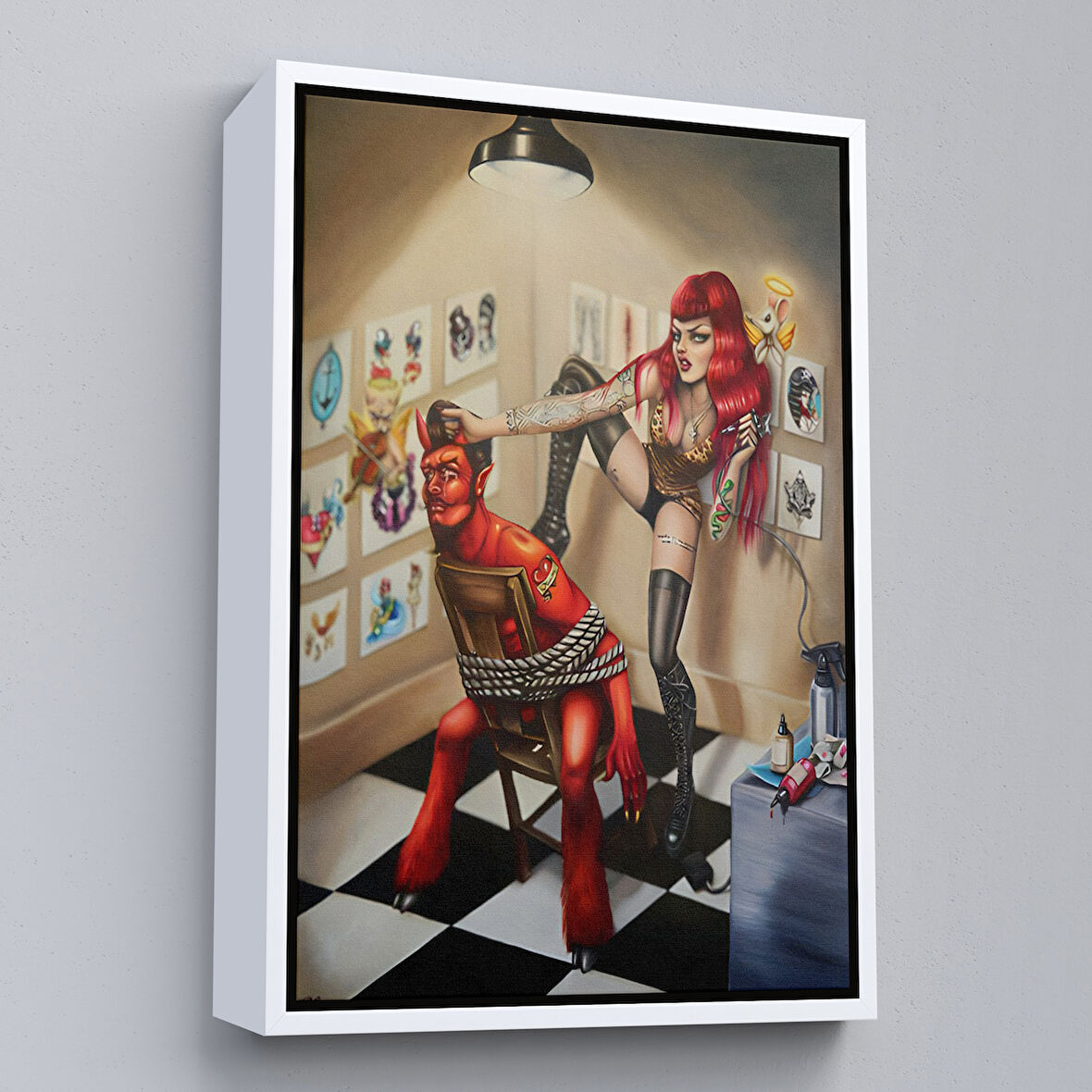 Beyaz Çerçeveli Şeytanı Yakalayan Dövmeci Kız Duvar Tablosu