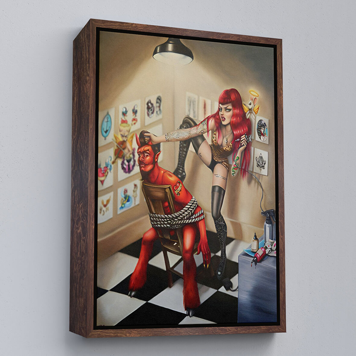 Kahverengi Çerçeveli Şeytanı Yakalayan Dövmeci Kız Duvar Tablosu