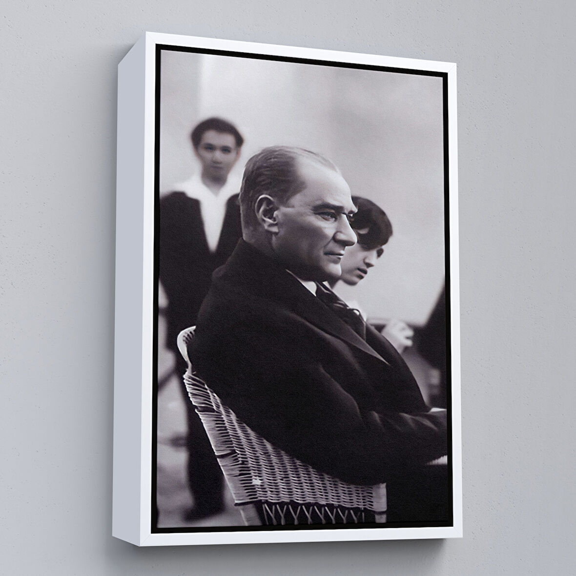 Beyaz Çerçeveli İskembe'de Oturan Mustafa Kemal Atatürk Tablosu