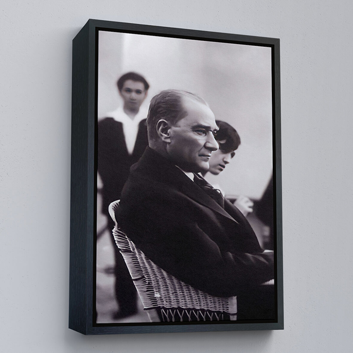 Siyah Çerçeveli İskembe'de Oturan Mustafa Kemal Atatürk Tablosu