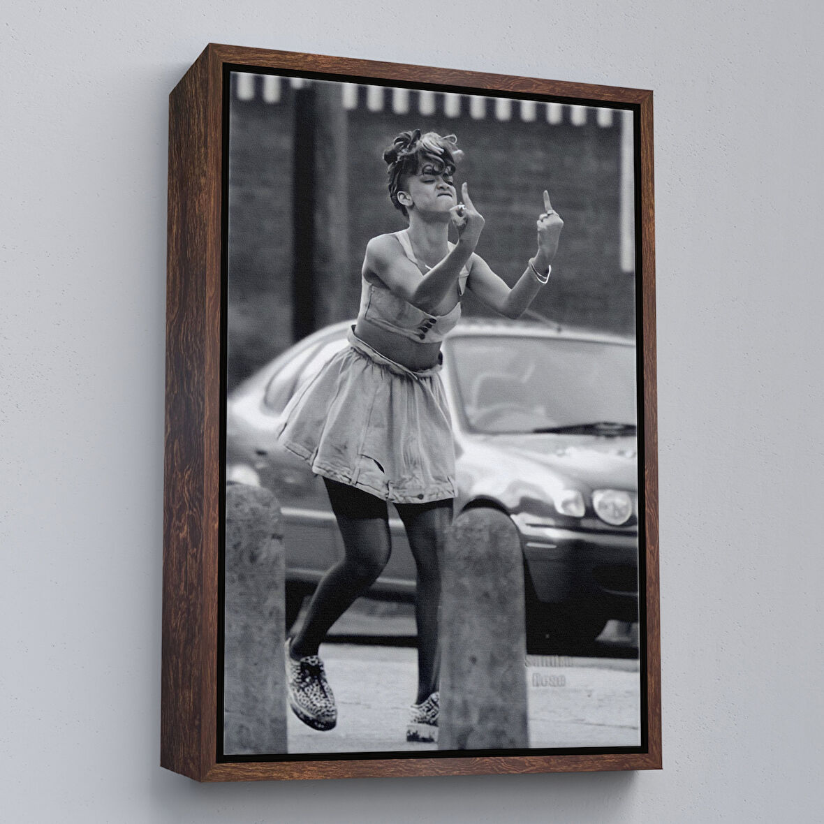 Kahverengi Çerçeveli Rihanna Orta Parmak İşareti Tablosu, Fuck You