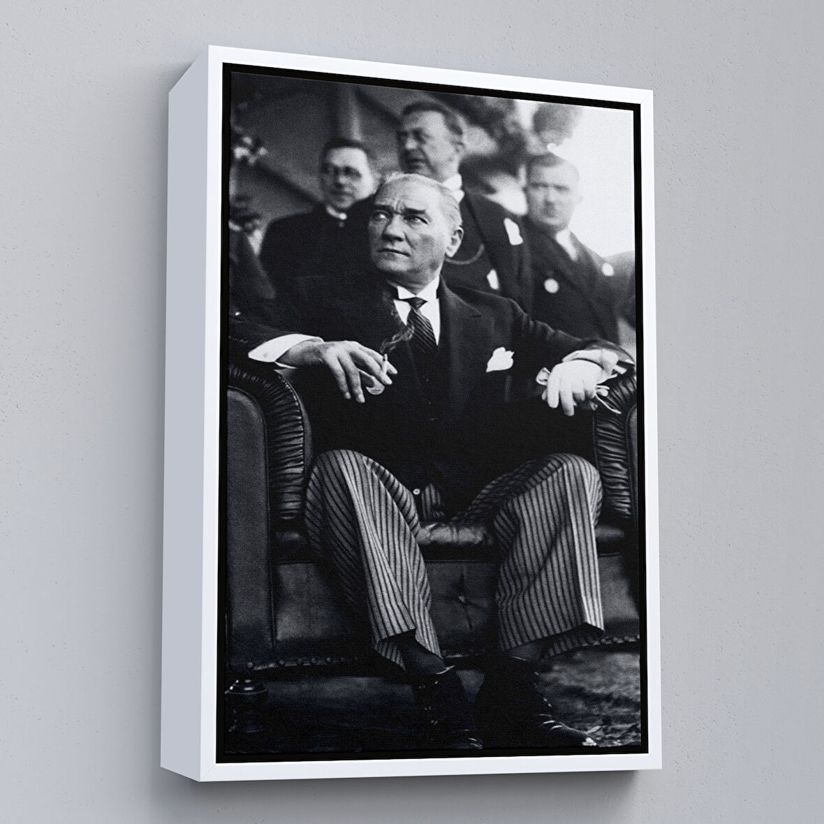 Beyaz Çerçeveli Atatürk Portre Tablosu Mustafa Kemal Atatürk Dikdörtgen Dekoratif Kanvas Tablo