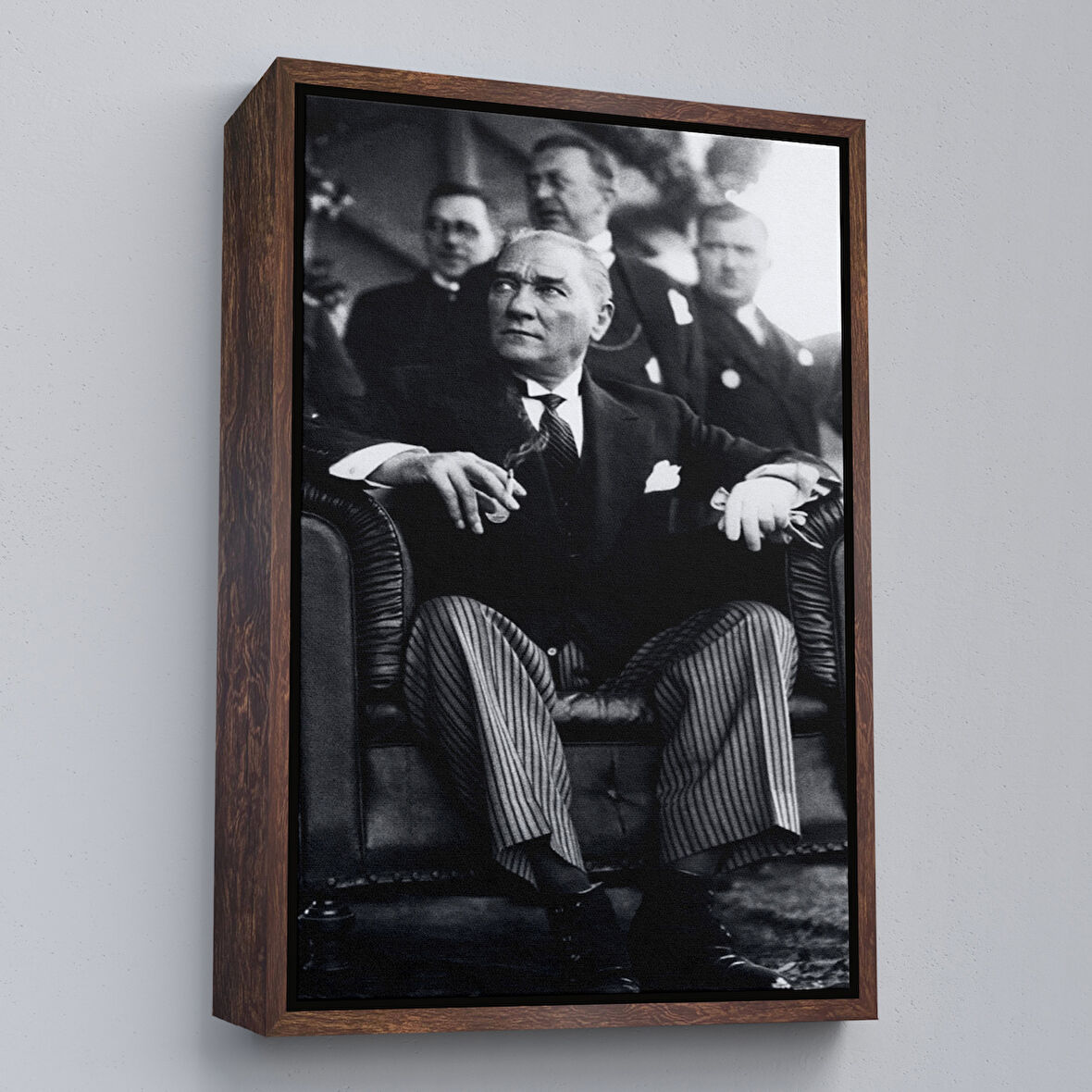 Kahverengi Çerçeveli Atatürk Portre Tablosu Mustafa Kemal Atatürk Dikdörtgen Dekoratif Kanvas Tablo