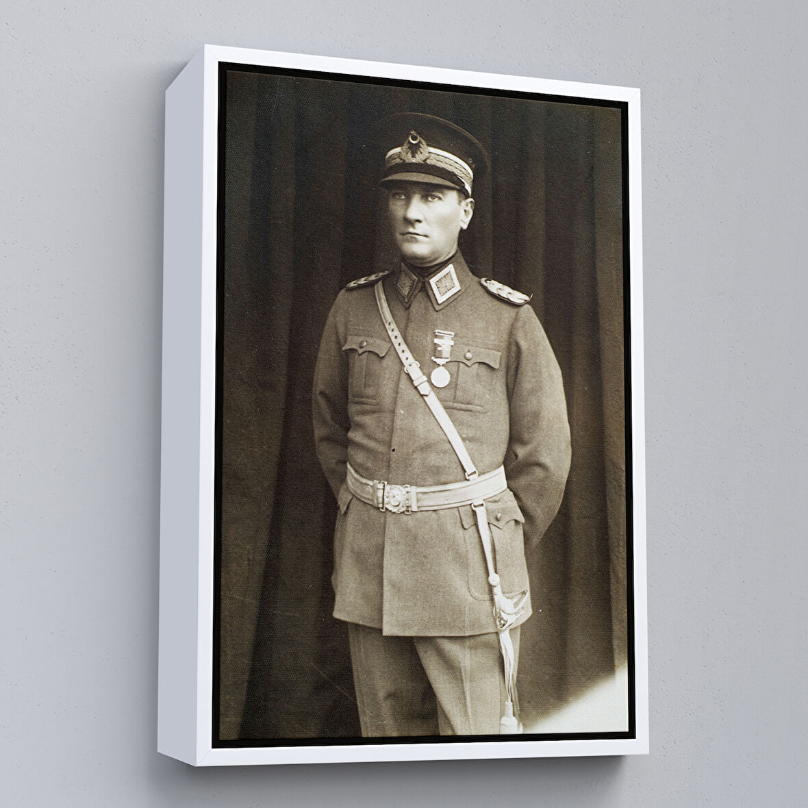 Beyaz Çerçeveli Atatürk Portre Tablosu Türkiye Cumhuriyeti Kurucusu Mustafa Kemal Atatürk Dekoratif Tablo