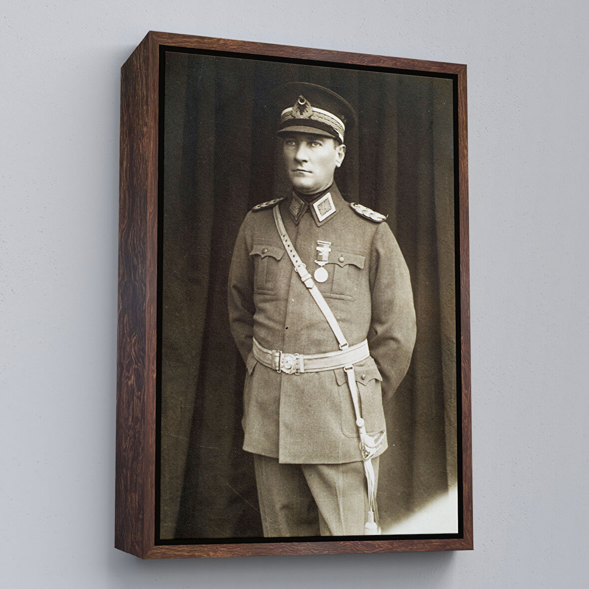 Kahverengi Çerçeveli Atatürk Portre Tablosu Türkiye Cumhuriyeti Kurucusu Mustafa Kemal Atatürk Dekoratif Tablo