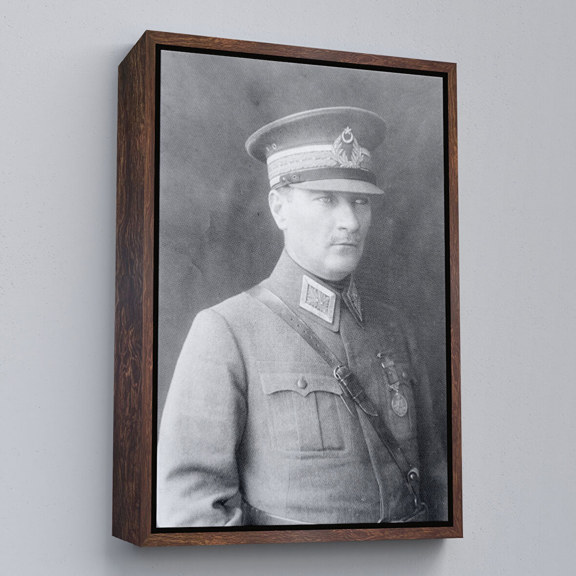 Kahverengi Çerçeveli Atatürk Portre Tablosu Mustafa Kemal Atatürk Dikdörtgen Dekoratif Kanvas Tablo
