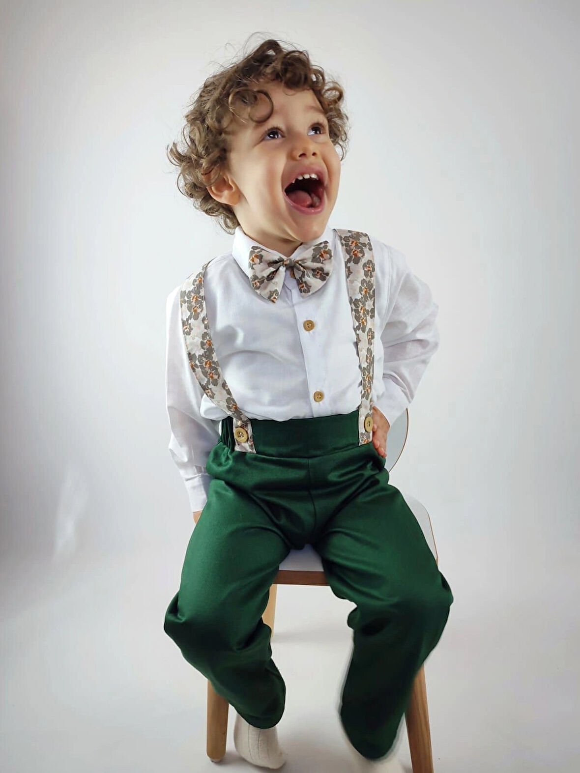 Uzun kollu gömlek, salopet askılı pantolon, papyon 3'lü erkek çocuk takım