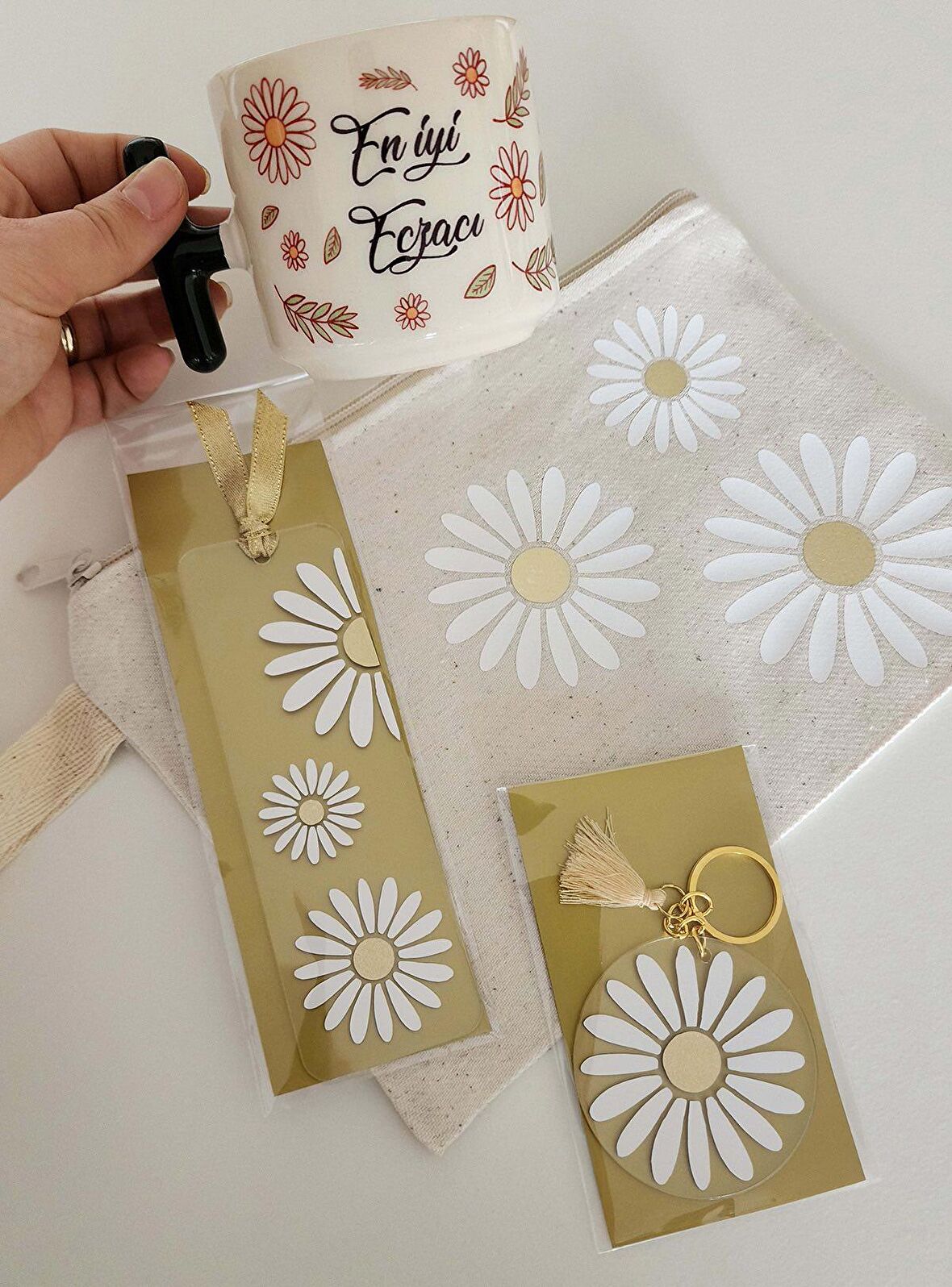 Papatya Desenli İsme Özel 4'lü Set Clutch Çanta Latte Fincanı Kitap Ayracı ve Anahtarlık Seti