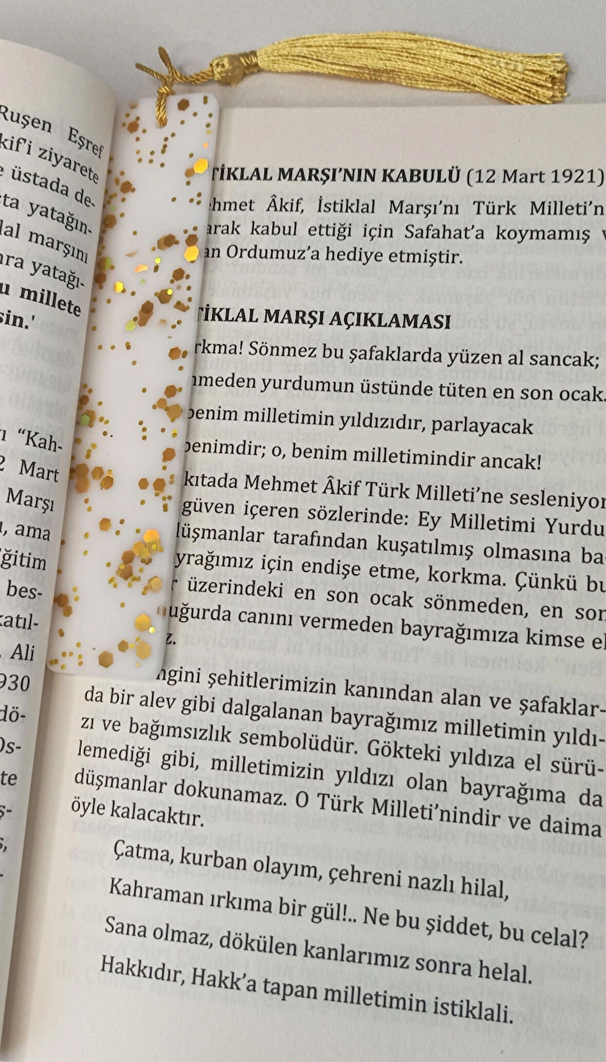 Beyaz renk ve glitterli kitap ayracı