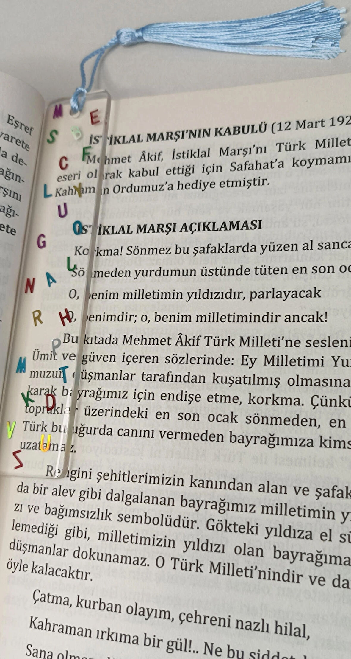 Epoksi Şeffaf zemin içerisinde renkli parlak karışık harfler içeren kitap ayracı
