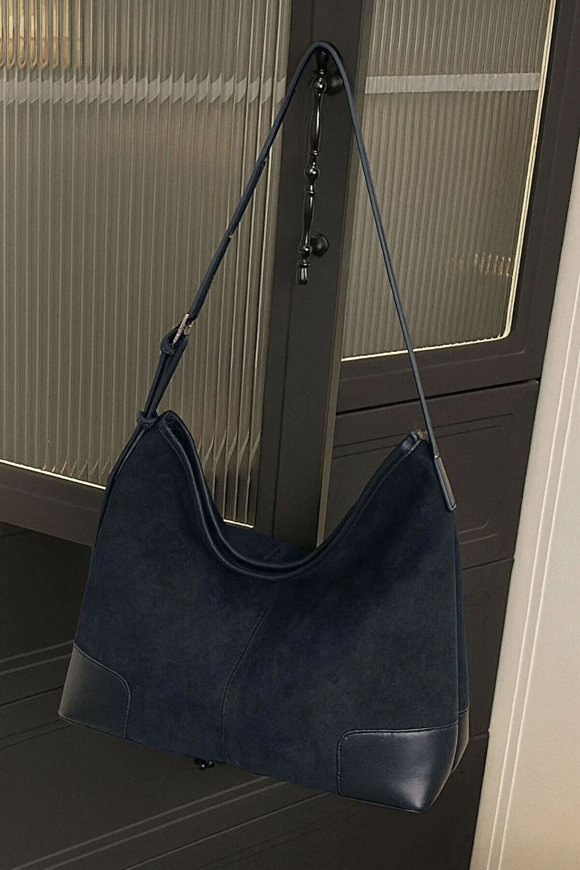 Büyük Kapasiteli Lüks Süet Deri Detaylı Omuz Çantası