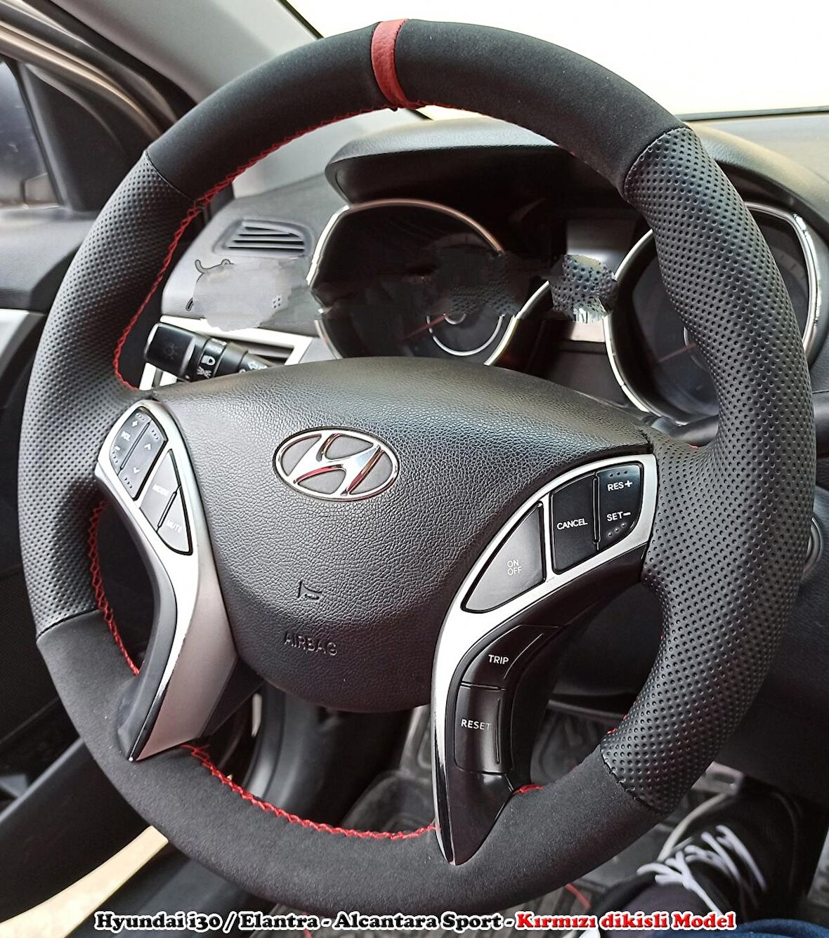 Hyundai i30 Araca Özel Direksiyon Kılıfı (Noktalı Nubuk)