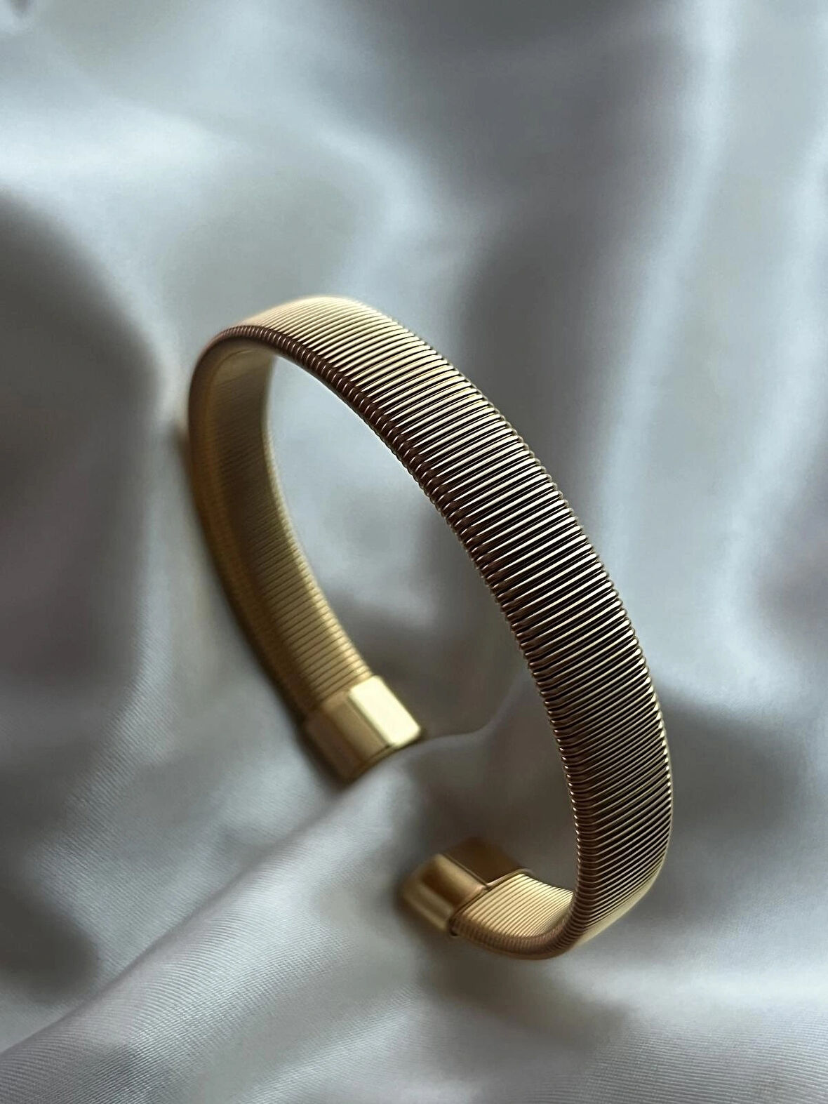 ÇELİK VINTAGE TIRTIKLI UNİSEX KALIN BİLEKLİK GOLD RENK