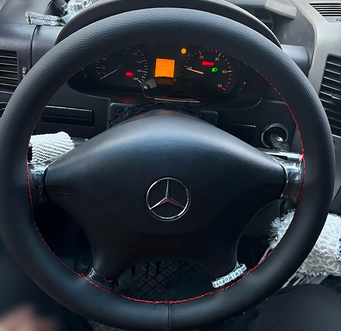 DİKİŞLİ DİREKSİYON KILIFI İTHAL SİYAH DERİ KIRMIZI DİKİŞLİ MERCEDES SPRİNTER 2013 ONCESİ