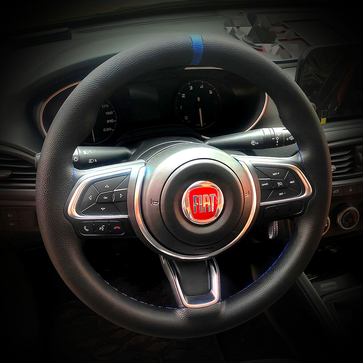 DİKİŞLİ DİREKSİYON KILIFI İTHAL SİYAH DERİ MAVİ YÜZÜK MAVİ DİKİŞLİ FIAT EGEA İÇİN