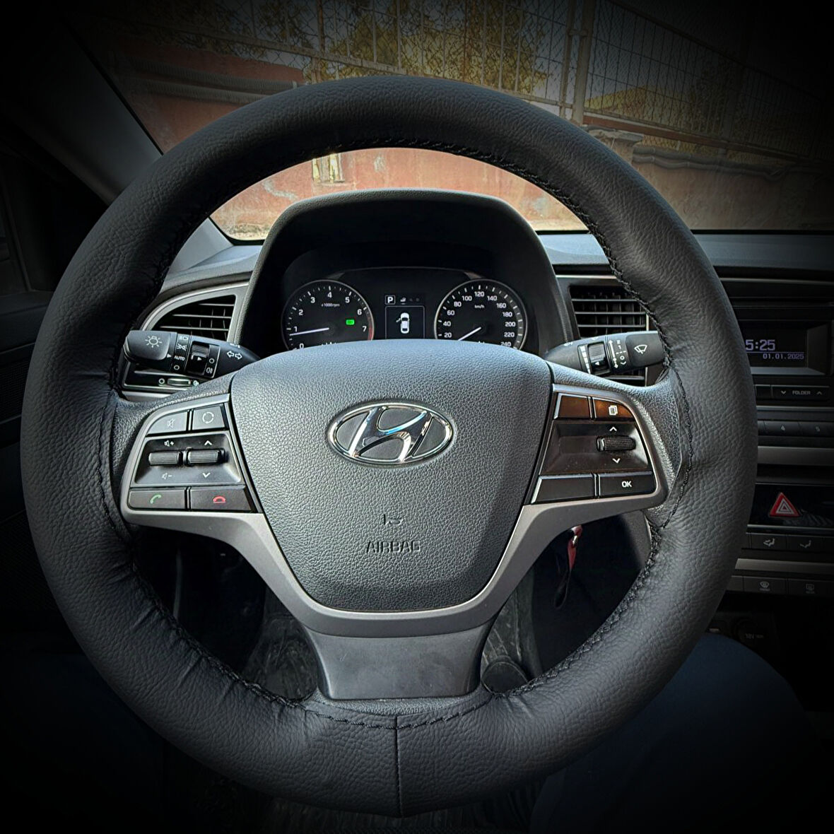 DİKİŞLİ DİREKSİYON KILIFI İTHAL SİYAH DERİ SİYAH DİKİŞLİ HYUNDAİ ELENTRA İÇİN