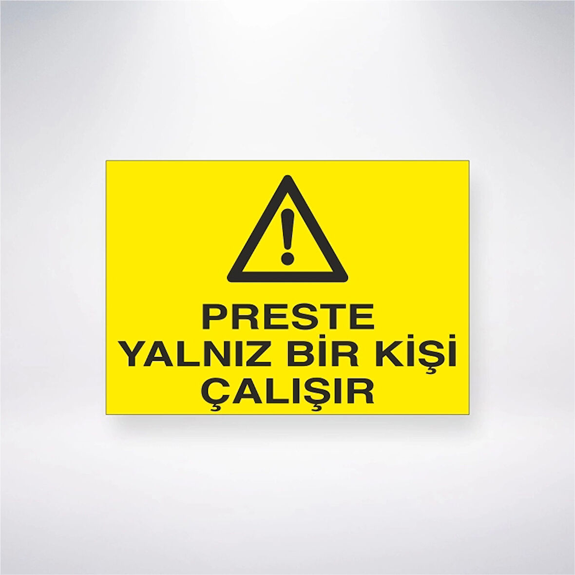 Preste Yalnız Bir Kişi Çalışır Sticker 20X28 Cm