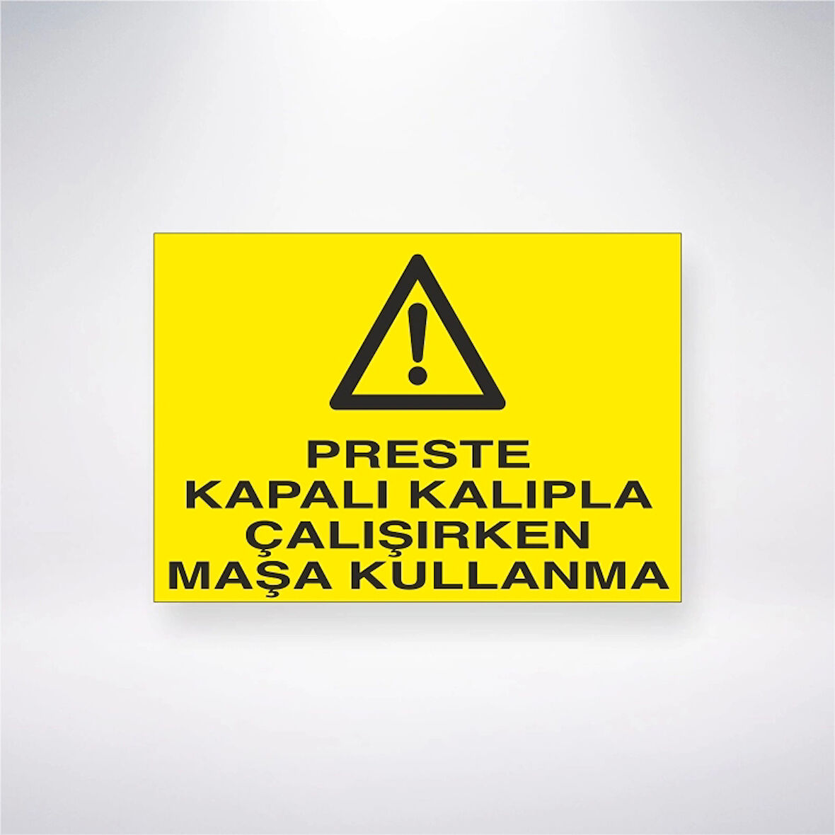 Preste Kapalı Kalıpla Çalışırken Maşa Kullanma Sticker 20X28 Cm