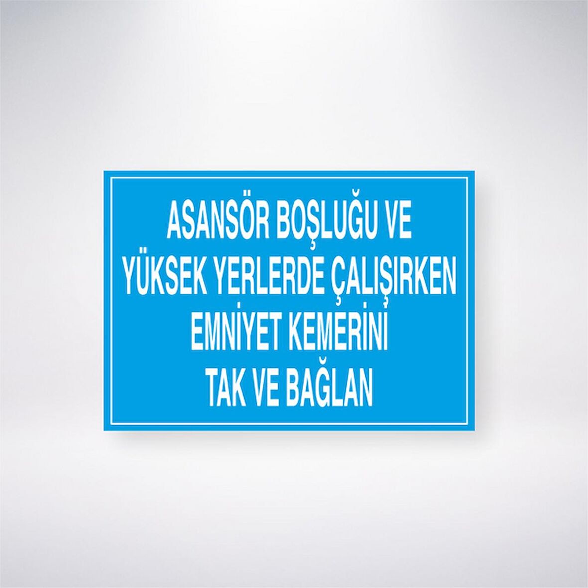 Asansör Boşluğu ve Yüksek Yerlerde Çalışırken Emniyet Kemerini Tak ve Bağlan 21x35 Arkası Yapışkanlı Levha