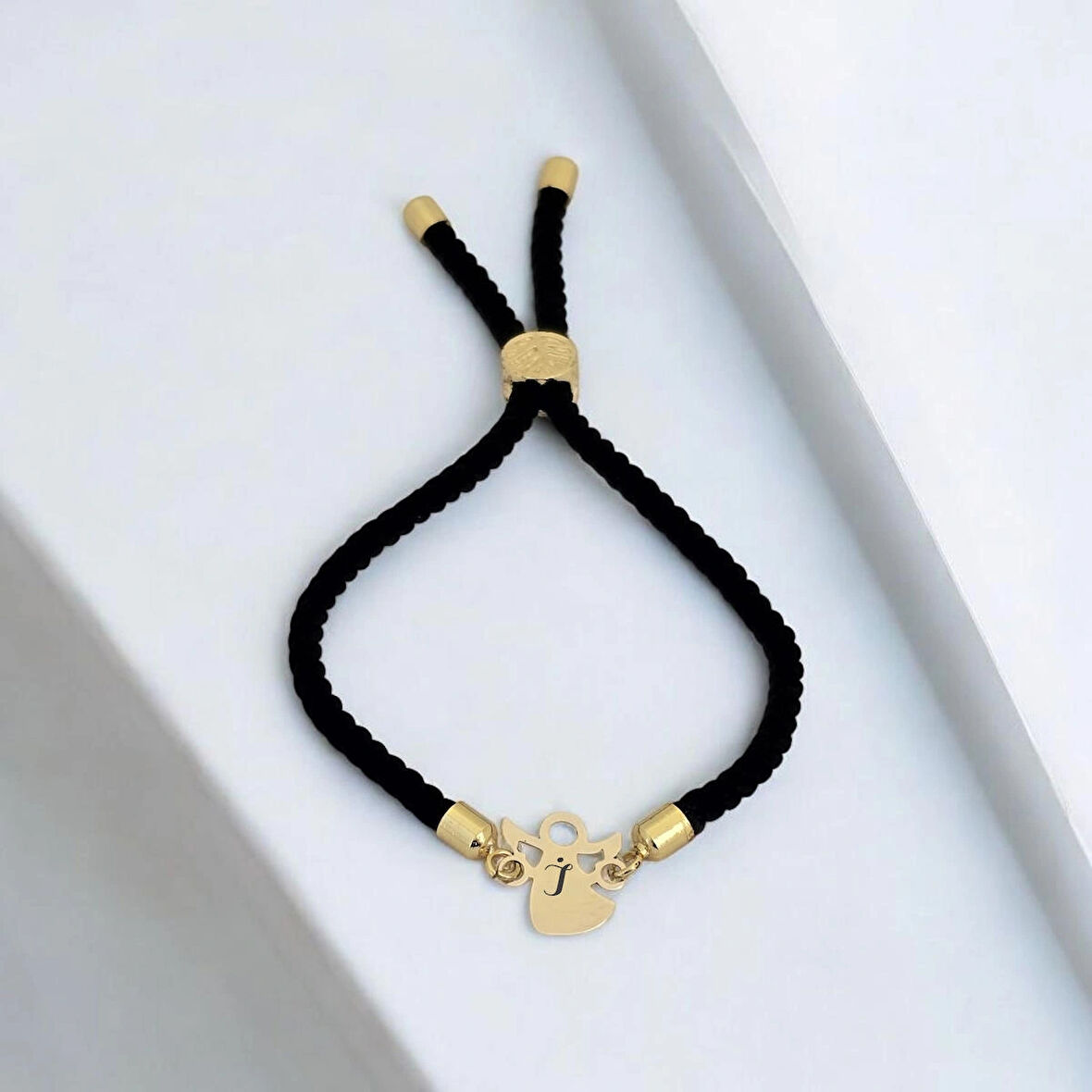 Zarif Mevlana Motifli Siyah Örgü Detaylı ve 14 Ayar Altın Plakalı İ Harfli Bileklik