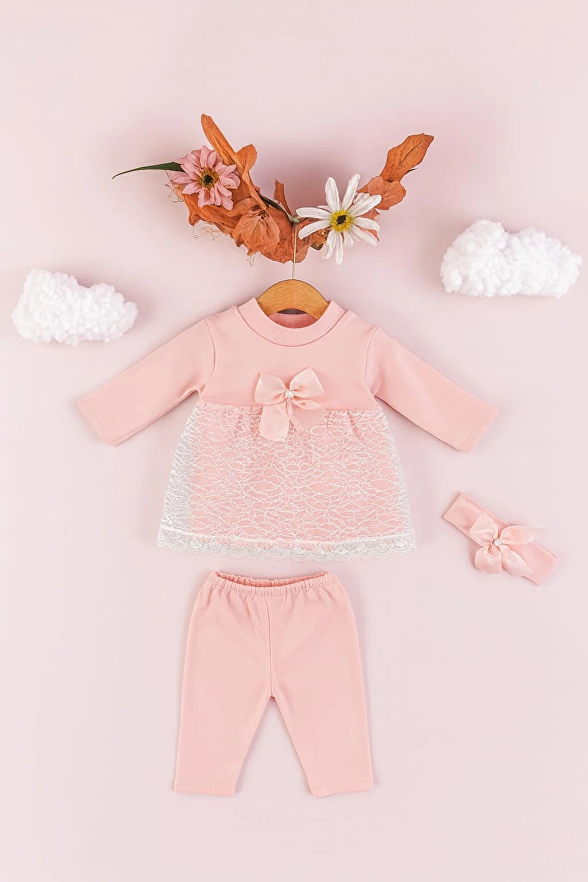 Bebek Kız Pamuklu 3’lü Takım – Dantel Detaylı Elbise, Tayt ve Fiyonklu Saç Bandı