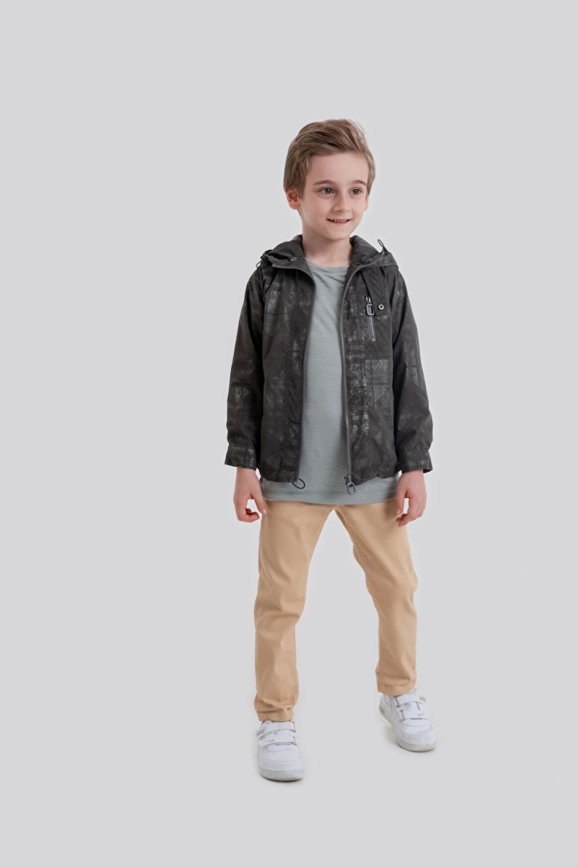 Erkek Çocuk 3’lü Kombin – Yağmurluk, Tişört ve Pantolon