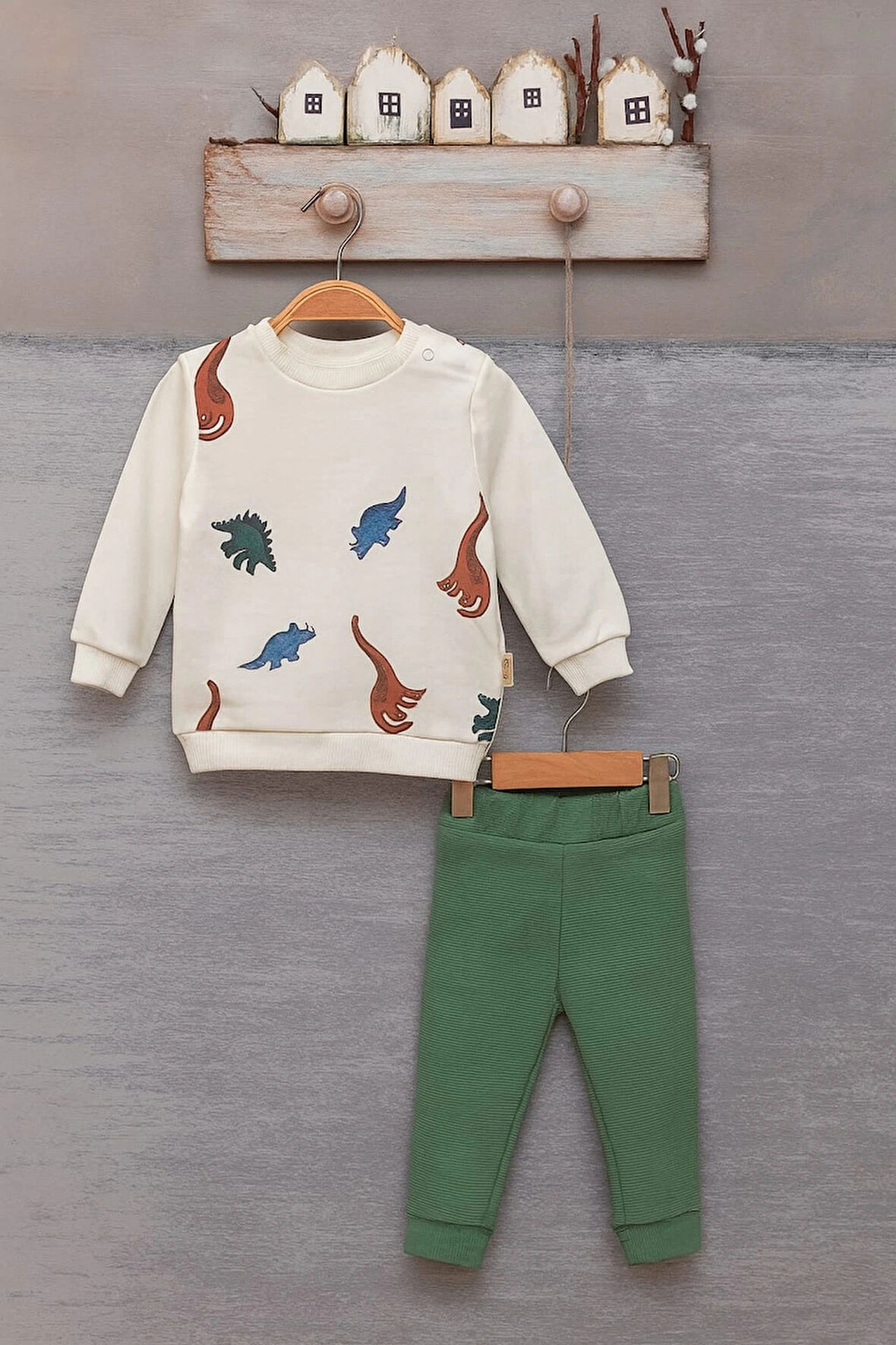 Erkek Bebek Pamuklu 2’li Takım – Dinazor Baskılı Sweatshirt ve Yeşil Pantolon