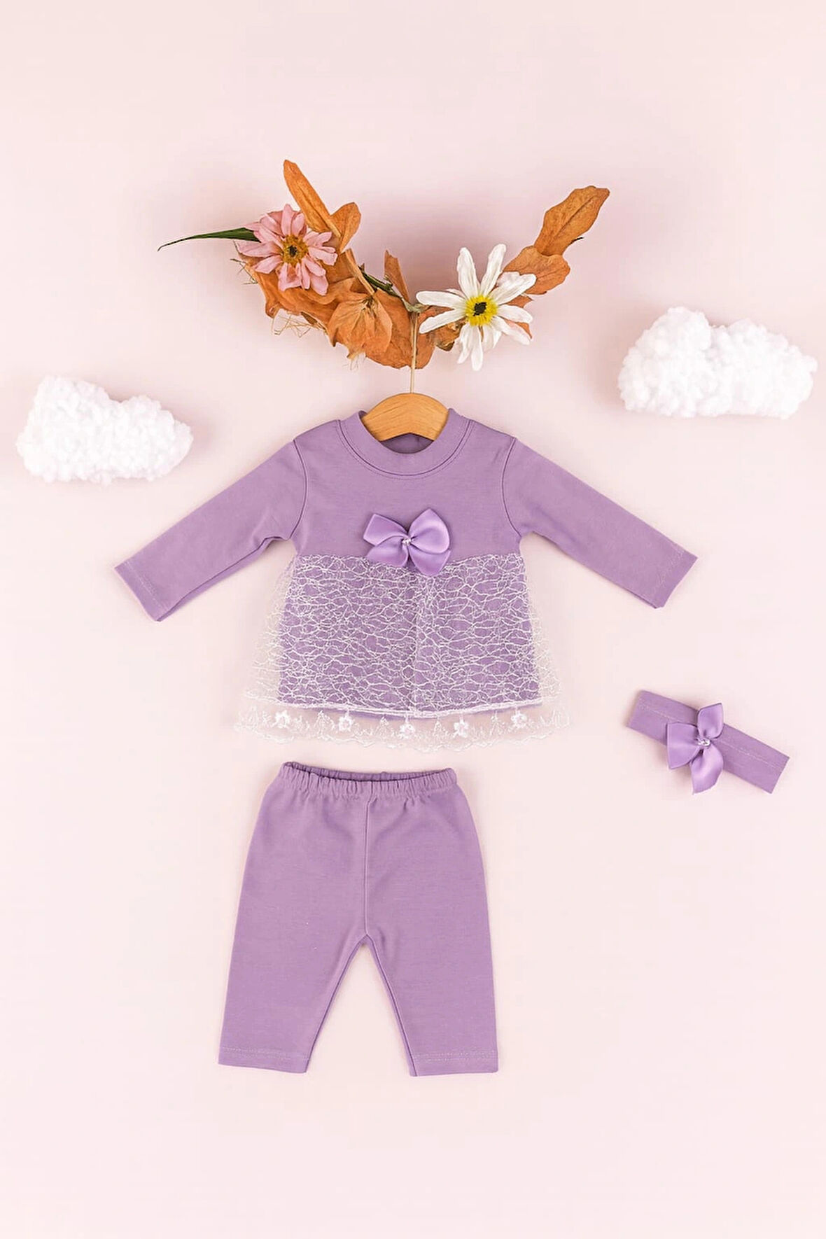 Bebek Kız Pamuklu 3’lü Takım – Dantel Detaylı Elbise, Tayt ve Fiyonklu Saç Bandı