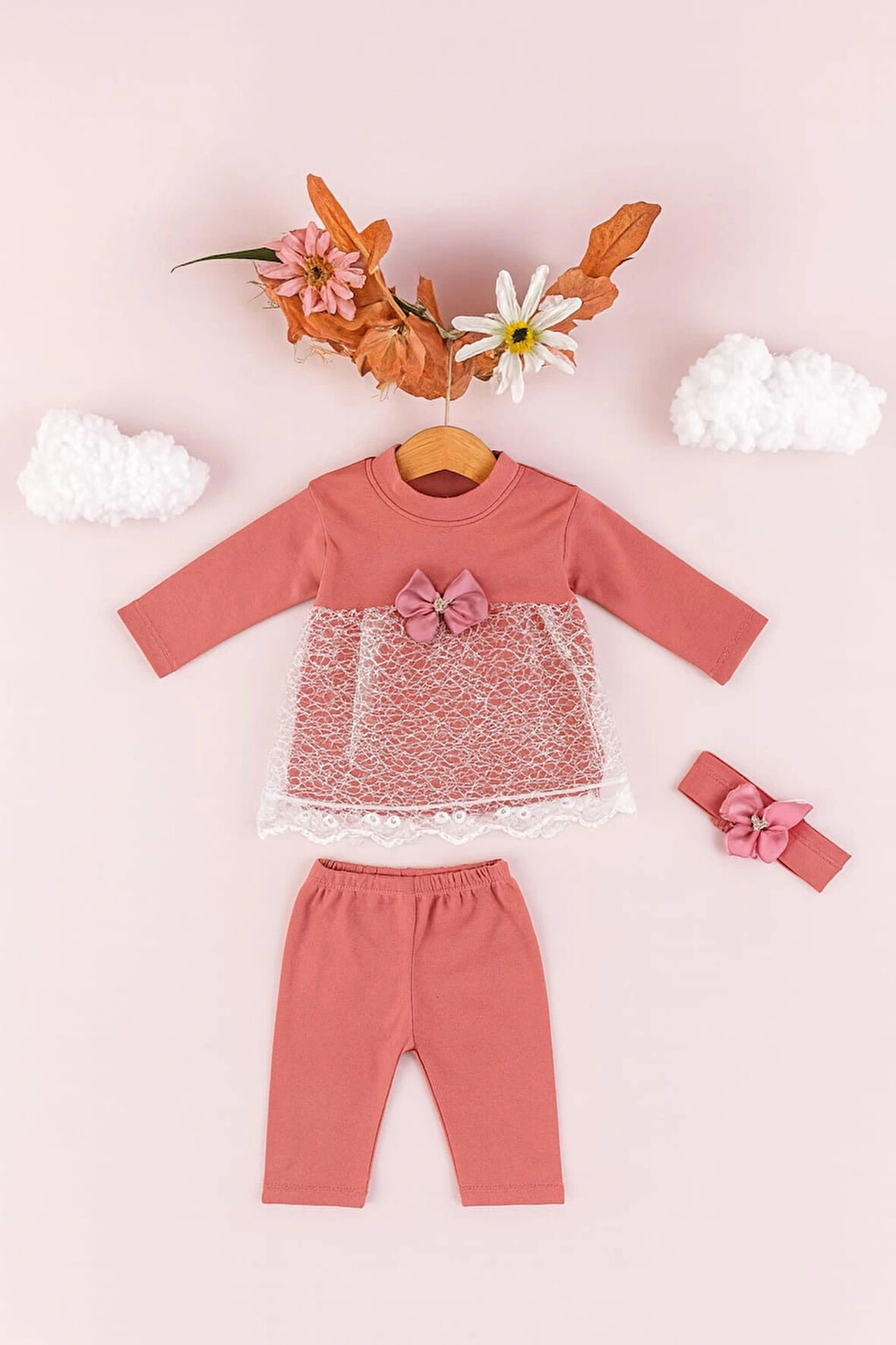 Bebek Kız Pamuklu 3’lü Takım – Dantel Detaylı Elbise, Tayt ve Fiyonklu Saç Bandı