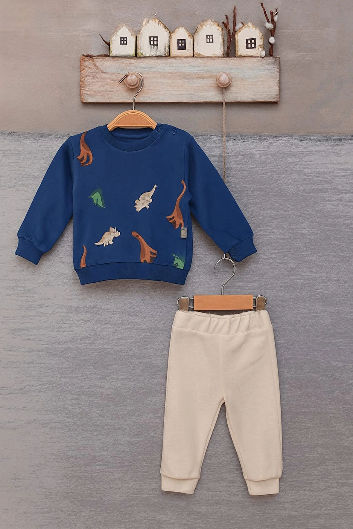 Erkek Bebek Pamuklu 2’li Takım – Dinazor Baskılı Sweatshirt ve Bej Pantolon