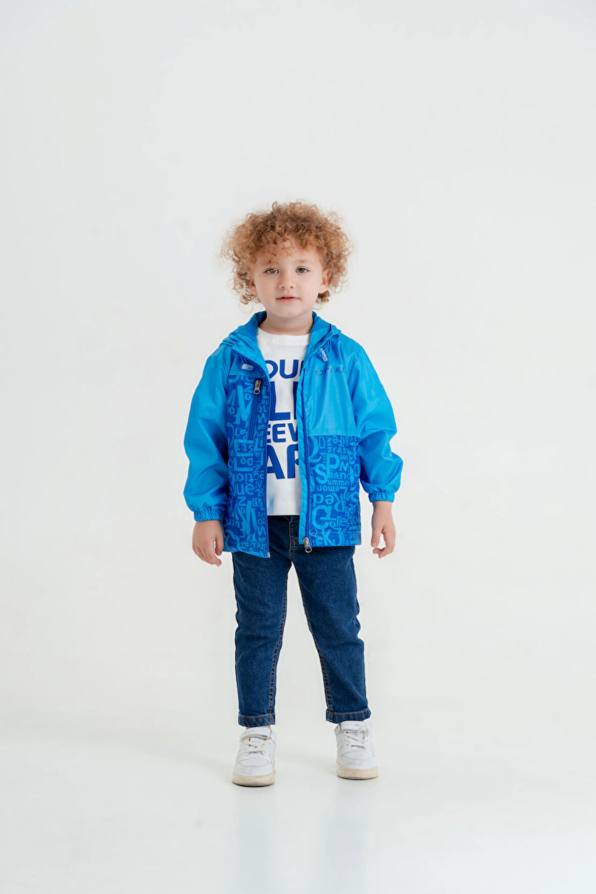 Erkek Çocuk 3’lü Takım – Yağmurluk, Tişört ve Pantolon Kombini