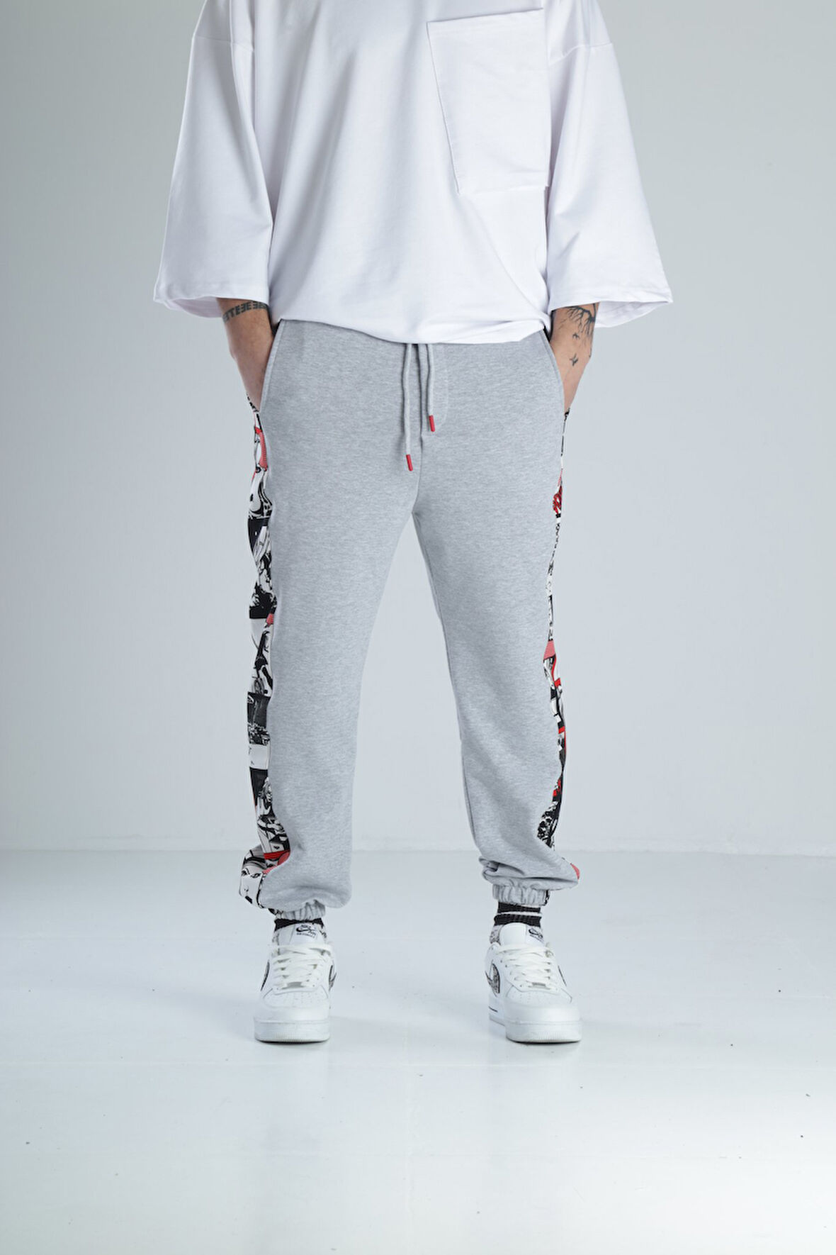 Çizgi Roman Detaylı Gri Jogger Pantolon