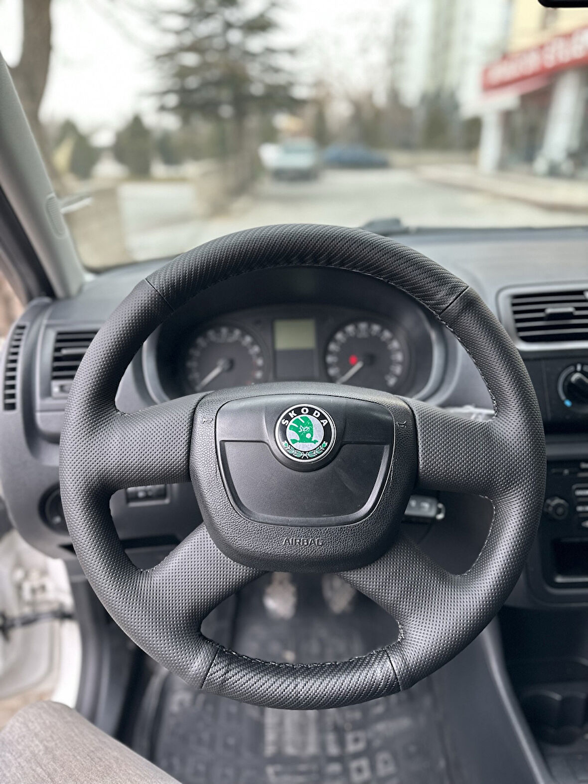 Skoda Octavia Mk2 A5 2005-2012 Araca Özel Dikmeli Direksiyon Kılıfı (Nokta Karbon)