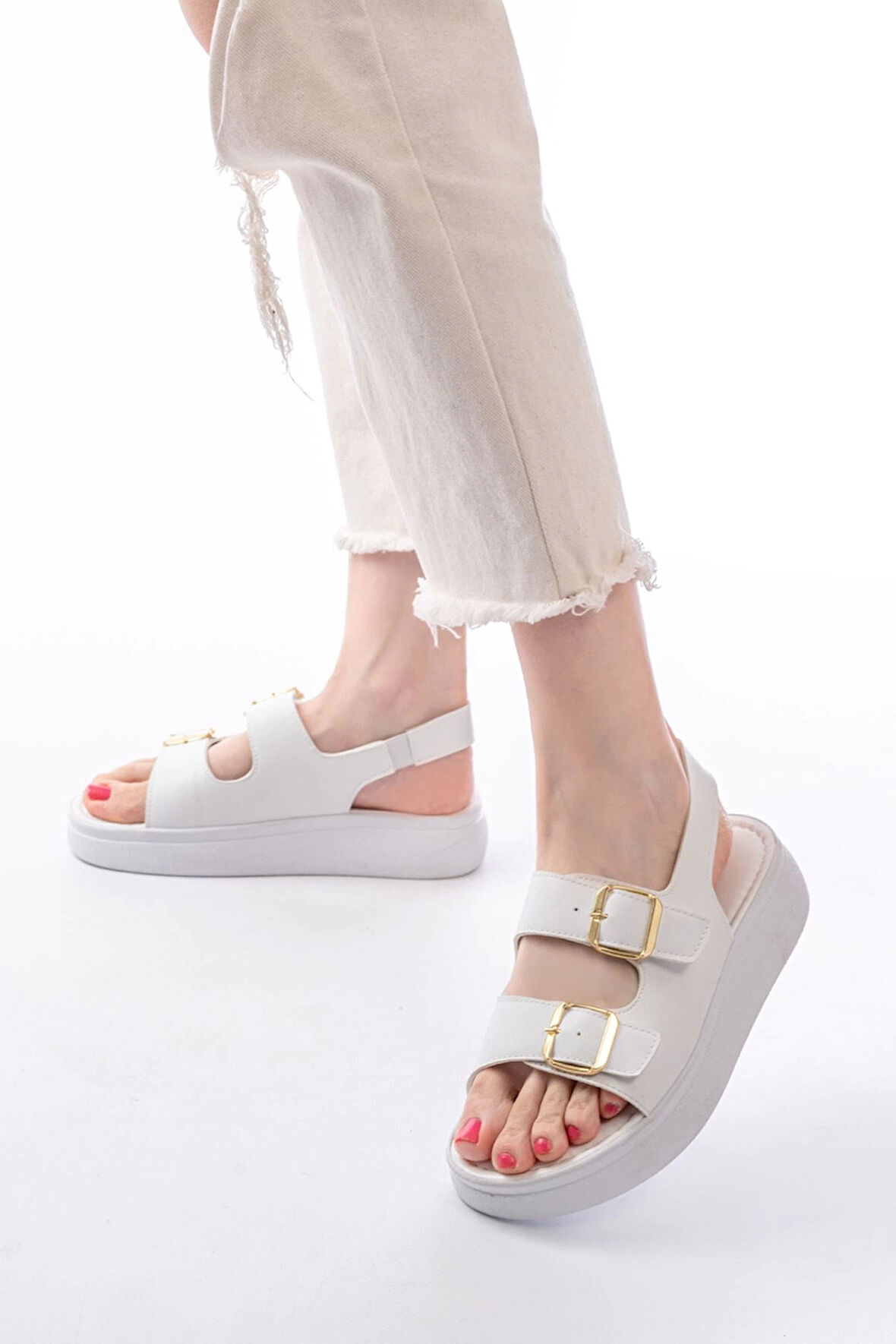 Beyaz Günlük Dolgu Topuk Toka Aksesuarlı Kadın Sandalet