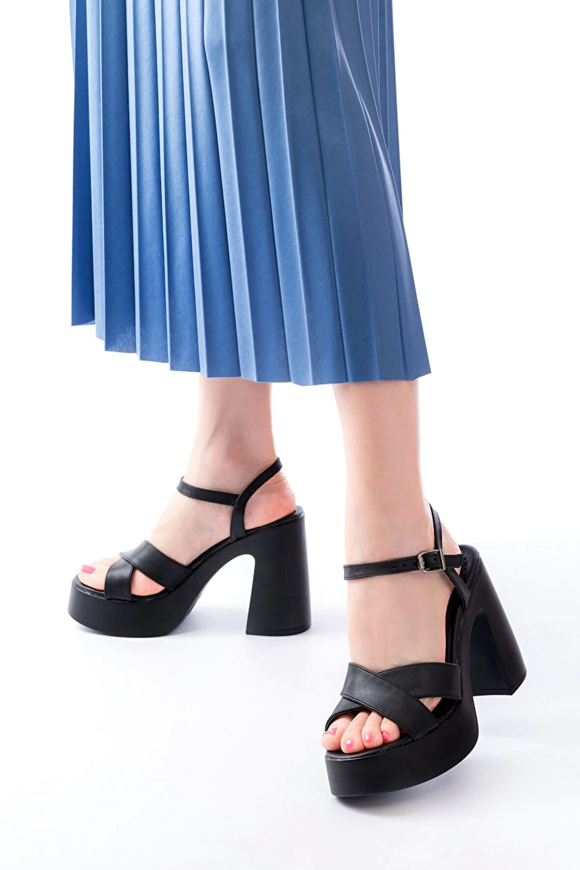 P-105 Siyah Çapraz Kalın Topuklu Kadın Sandalet