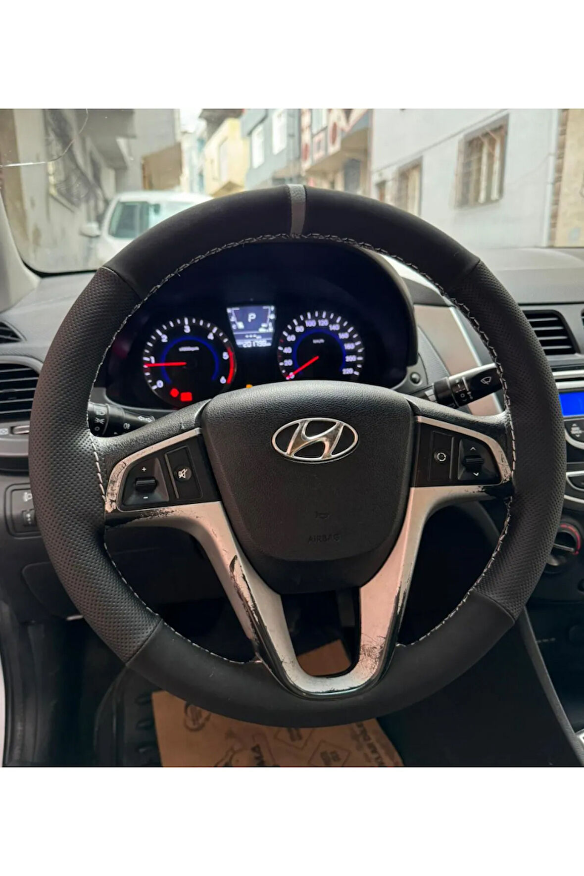 DİKİŞLİ DİREKSİYON KILIFI İTHAL NOKTALI NUBUK DERİ GRİ YÜZÜK/DİKİŞ HYUNDAİ ACCENT BLUE Uyumlu