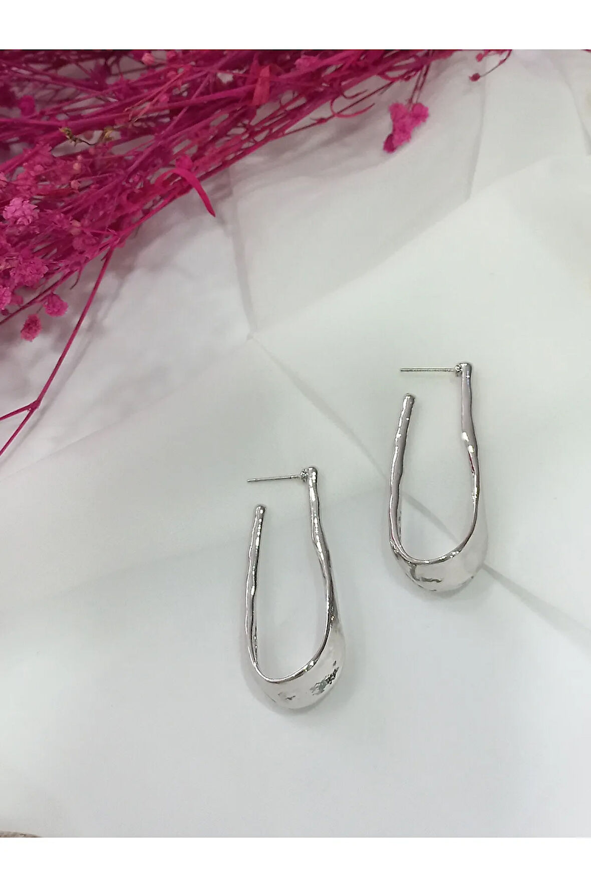 HALKA KIVRIMLI EĞİMLİ METAL SİLVER KÜPE