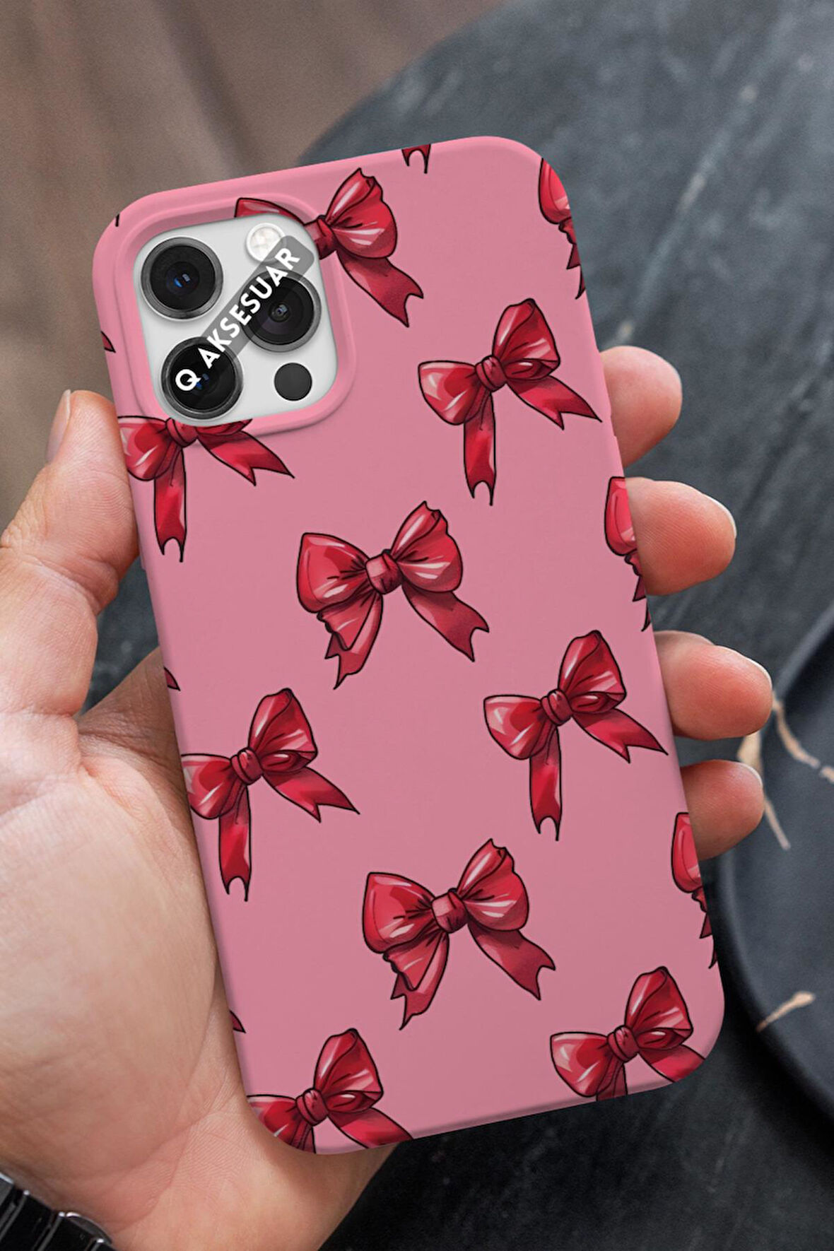 İphone 16 Uyumlu Kırmızı Kurdele Tasarımlı Şeker Pembe Premium Telefon Kılıfı