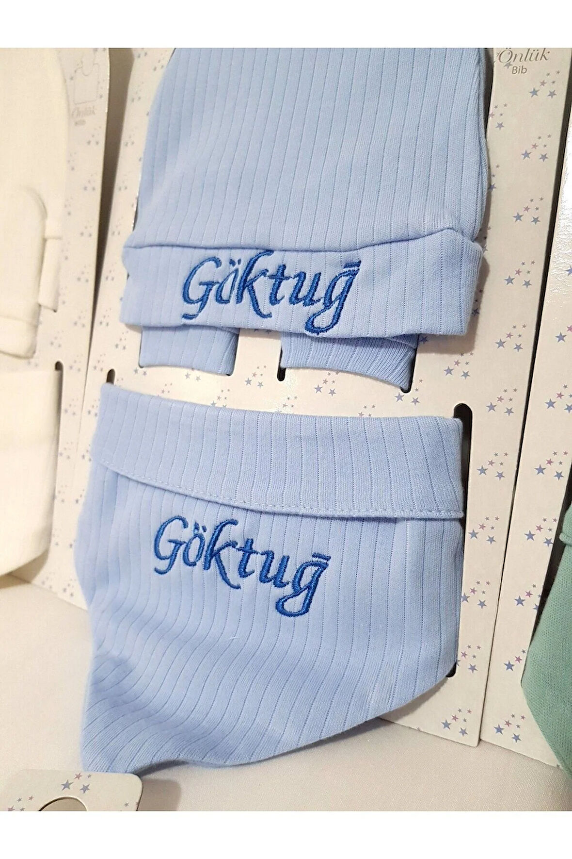 İsim Nakışlı Bere Mavi Yenidoğan Seti (Eldiven ve Salya Önlüğü)
