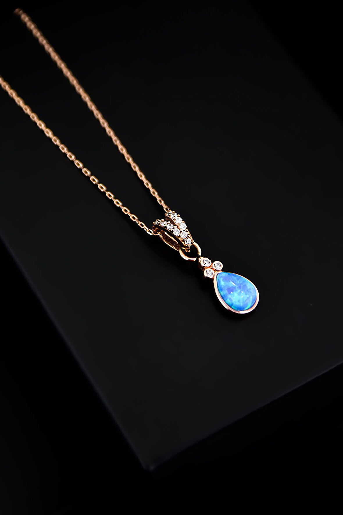 925 Ayar Gümüş Rose Kaplama Tepelikli Opal Damla Kolye