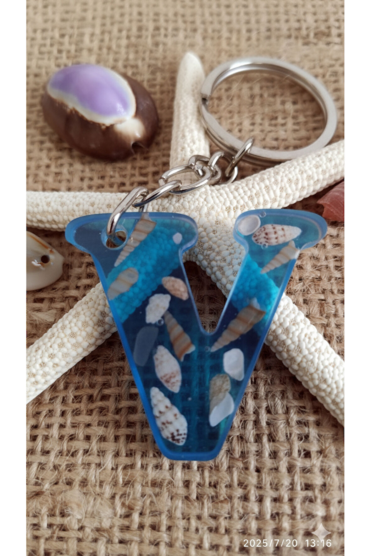 "V" HARFİ - Açık Mavi Deniz Epoksi Harf Anahtarlık – Gerçek Deniz Kabuğu, El Yapımı, Benzersiz