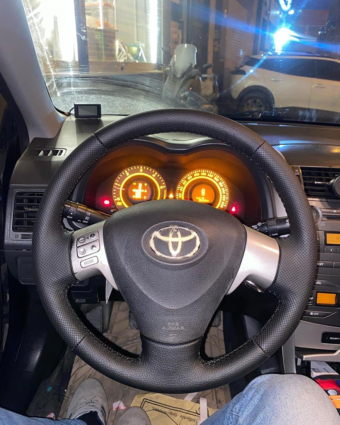 Toyota Corolla 2008-2009 Araca Özel Direksiyon Kılıfı (Noktalı Düz Siyah)