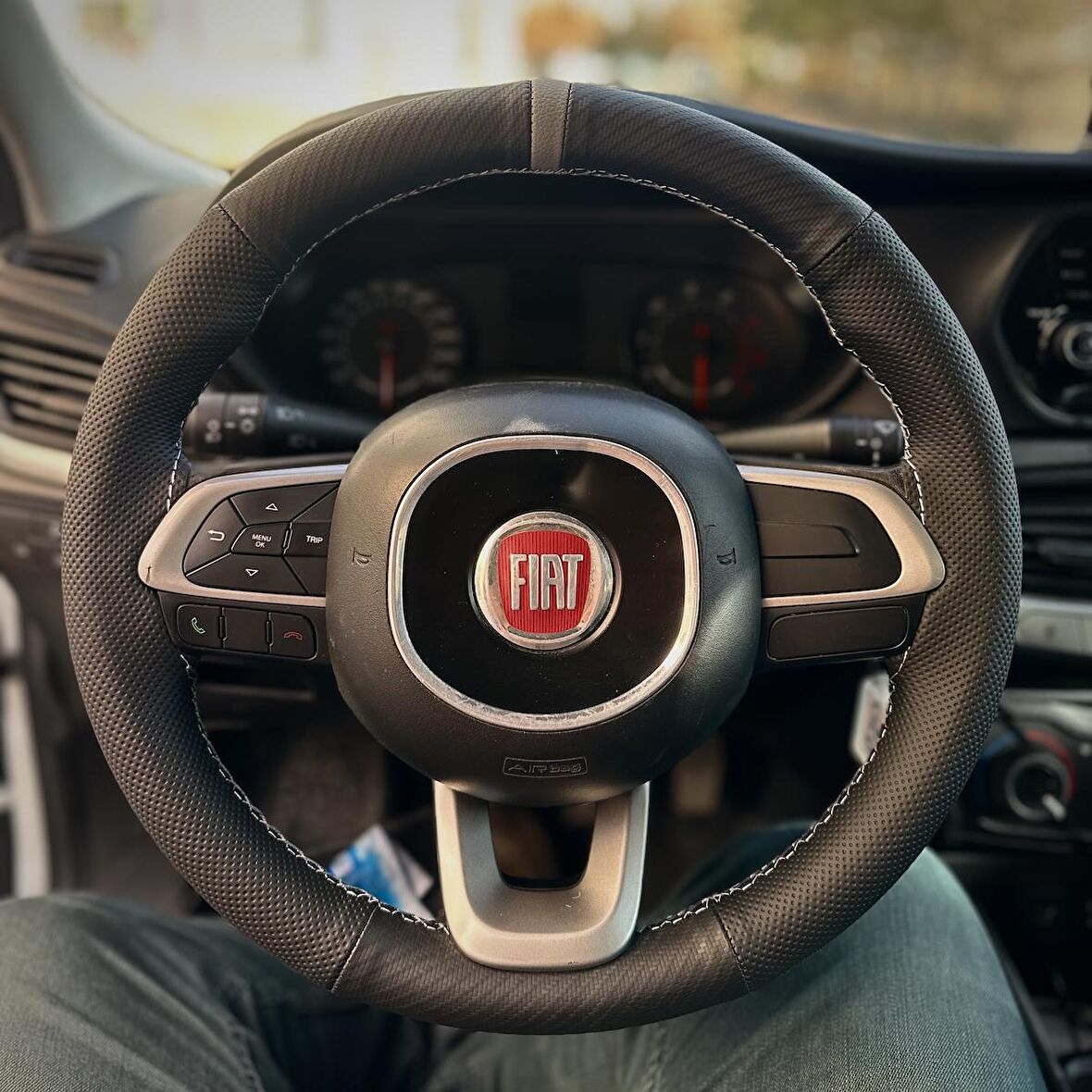 Fiat Egea Simit Dikilen Direksiyon Kılıfı (Noktalı Karbon Yüzüklü)